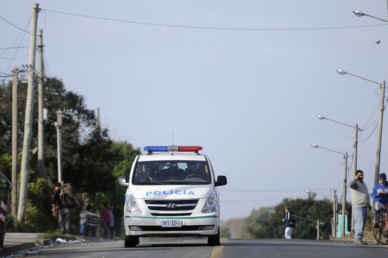 Operativo policial en el barrio Marconi. Foto: Javier Calvelo / adhocFOTOS