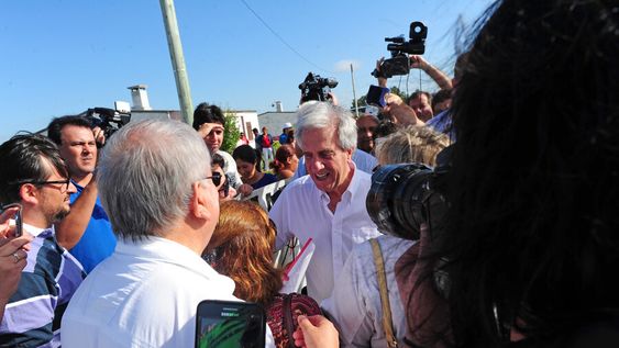imagen de Vázquez volvió al ruedo rompiendo su formalidad característica para “poner la cara” y poder atender mano a mano a los enojados imagen de Vázquez volvió al ruedo rompiendo su formalidad característica para “poner la cara” y poder atender mano a mano a los enojados
