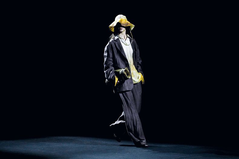 Entre las 230 marcas participantes estuvo Circle Hues, que presentó una colección de prendas holgadas en tonalidades tierra.