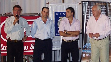 En la primera edición de Gala Angus: el rematador Gerardo Zambrano; el entonces presidente de la Scaau, Andrés Iglesias; el gerente de negocios rurales del banco Comercial, Alberto Noria; y el expresidente de la Scaau, Luis Fernández