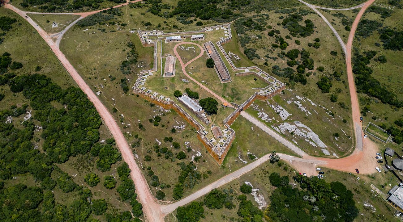 Un dron sobrevuela el Parque Nacional de Santa Teresa, propiedad del Ejército Nacional, en el departamento de Rocha.