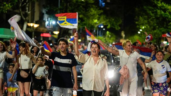 Festejos en el centro de Montevideo por la victoria de Yamandú Orsi en el balotaje Festejos en el centro de Montevideo por la victoria de Yamandú Orsi en el balotaje