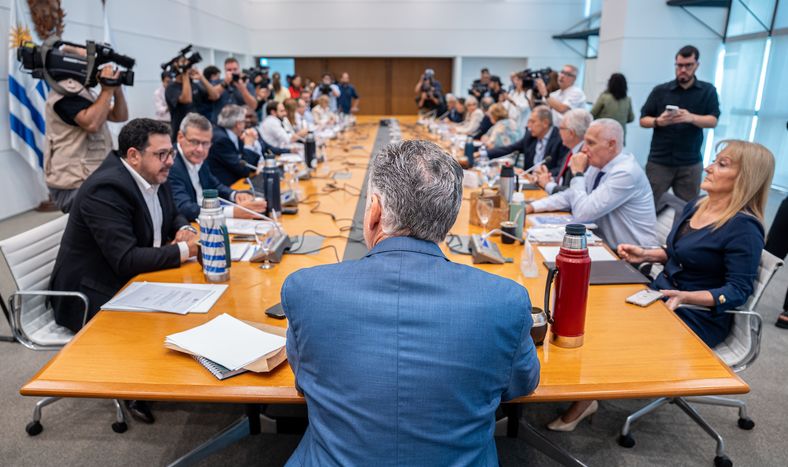 Yamandú Orsi durante un Consejo de Ministros del gobierno en Torre Ejecutiva en Montevideo.