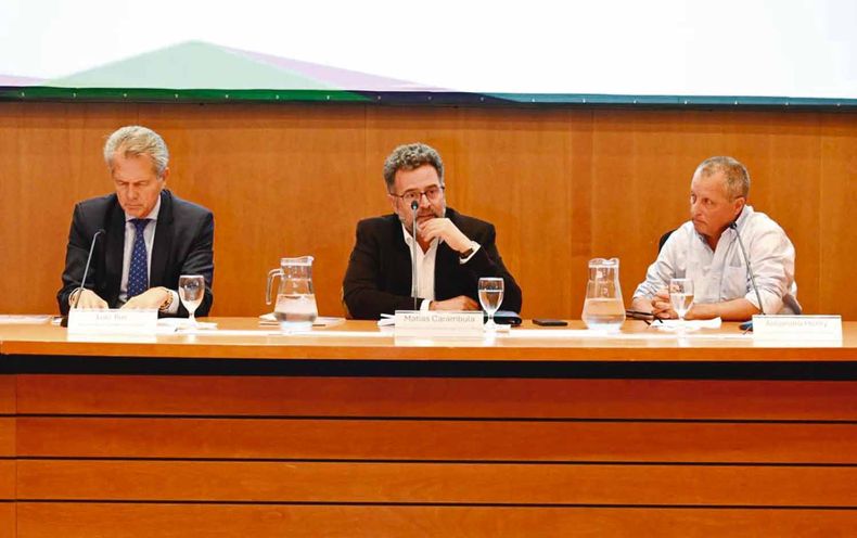 El representante del BID en Uruguay, Luiz Ros; el subsecretario del MGAP, Matías Carámbula; y el integrante de la junta directiva de INIA, Alejandro Henry