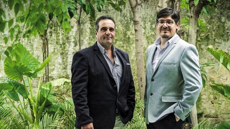 Eduardo Avelino y Alejandro Contreras posan para Trayectorias. Foto: Adrián Echeverriaga