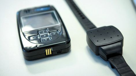 Búsqueda | Tobilleras utilizadas para los casos de violencia doméstica en el Centro de Comando Unificado en la Dirección Nacional Guardia Republicana. Foto: Javier Calvelo