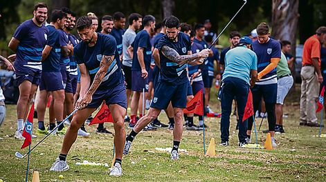 Futbolistas jugando al golf.