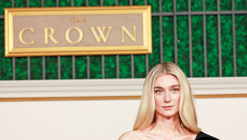 La actriz australiana Elizabeth Debicky interpreta a Lady Di en la sexta y última temporada de la serie, que llega a Netflix este jueves 16.   Michael Tran, AFP 