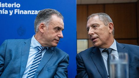 Yamandú Orsi y Gabriel Oddone, durante la asunción de autoridades del Ministerio de Economía y Finanzas