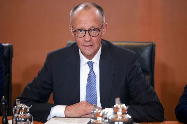 &nbsp;El canciller alemán, Friedrich Merz, observa durante la primera reunión del nuevo gabinete federal, en la Cancillería en Berlín, Alemania, el 06 de mayo de 2025
