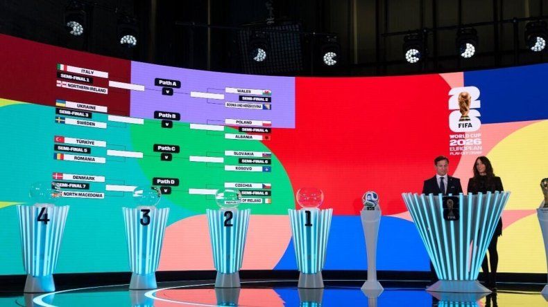 Manolo Zubiria, director del torneo de la Copa Mundial de la FIFA 2026, y la anfitriona Melanie Winiger durante el sorteo de los playoffs de la Copa Mundial de la FIFA 2026 en Zúrich, Suiza, el jueves 20 de noviembre de 2025.&nbsp;
