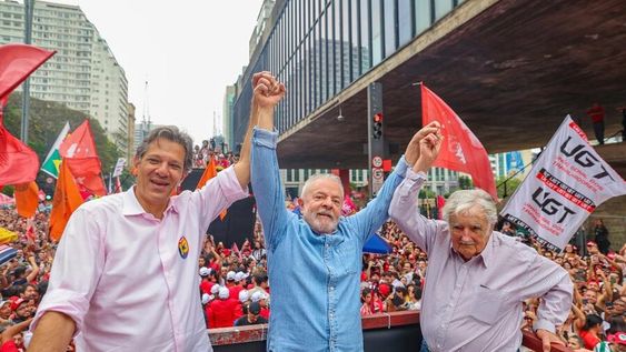 Mujica acompañó a Lula en el cierre de su campaña electoral. En la imagen, ambos posan junto a Fernando Haddad, ex alcalde de San Pablo.