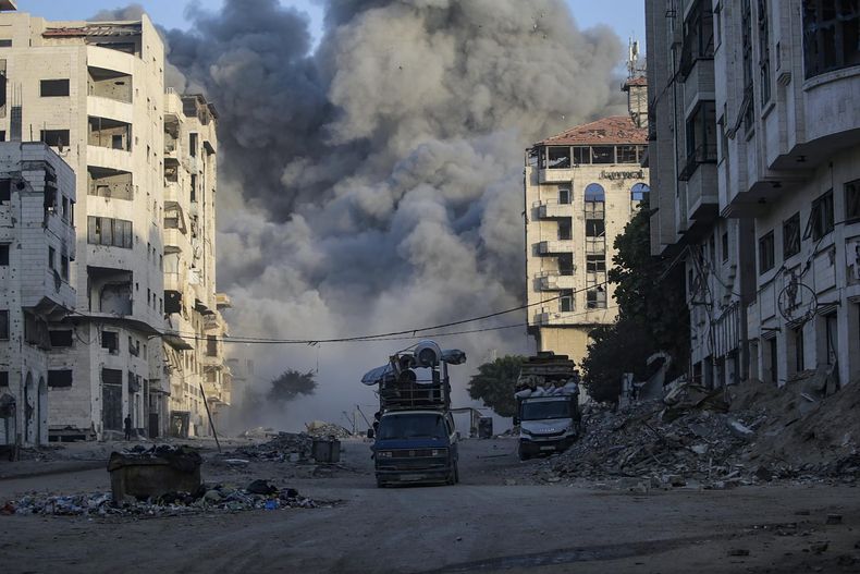 El humo se eleva en la Torre de La Meca tras un ataque aéreo israelí durante una operación militar israelí en la ciudad de Gaza, Franja de Gaza, el 28 de setiembre de 2025.