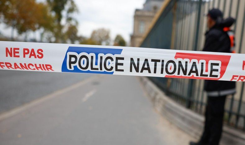 La policía acordonó la esquina sureste del Museo del Louvre, en el Quai François-Mitterrand, a orillas del río Sena, tras un robo en el Museo del Louvre de París, Francia, el 19 de octubre de 2025.&nbsp;