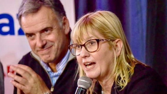 Yamandú Orsi y Cristinta Lustemberg en una actividad partidaria. Foto: Facebook Yamandú Orsi y Cristinta Lustemberg en una actividad partidaria. Foto: Facebook