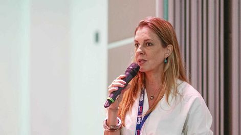 La gerente senior de Sostenibilidad y Comunicaciones de Montes del Plata, Carolina Moreira, durante su conferencia en Agro en Punta