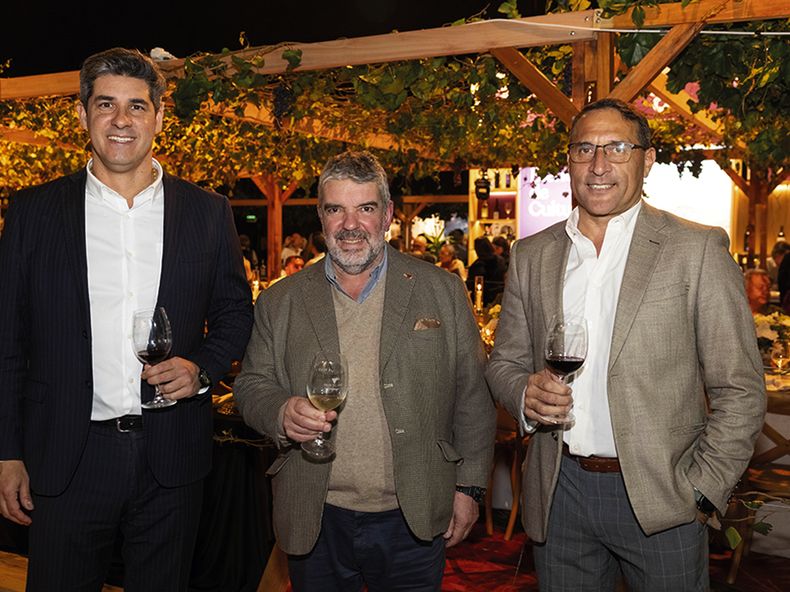 Director de Relaciones Institucionales y Ventas de Enjoy Punta del Este Javier Azcurra, presidente de Inavi Ricardo Cabrera y Darvry Amaro, director de Alimentos y Bebidas de Enjoy Punta del Este
