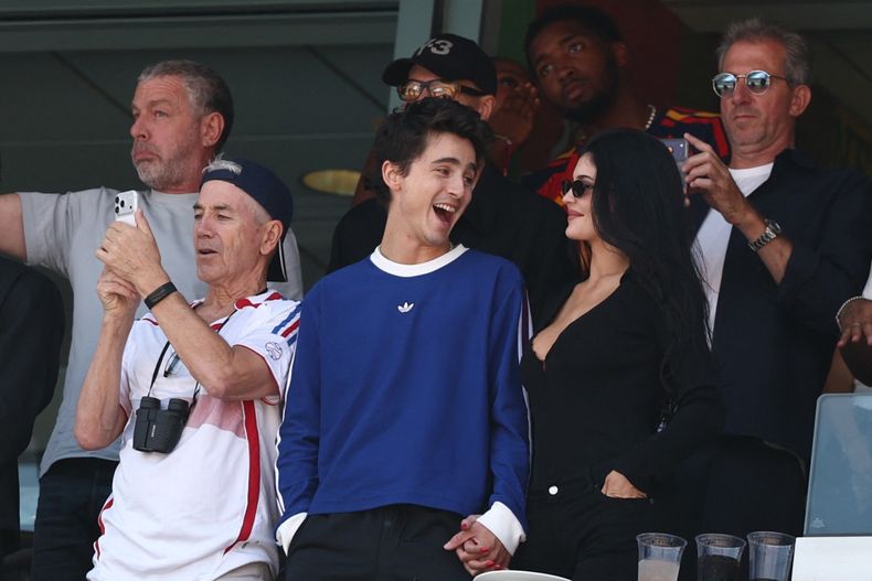 El actor franco-estadounidense Timothée Chalamet (C), la personalidad mediática estadounidense Kylie Jenner (D) y Marc Chalamet (I) asisten a la final del Mundial de Fútbol de 2026 entre España y Argentina.
