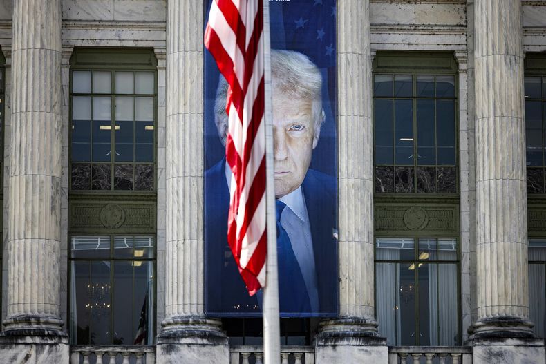 Una pancarta gigante del presidente estadounidense Donald Trump cuelga del Departamento de Agricultura (USDA) en Washington, D.C., el 16 de mayo de 2025