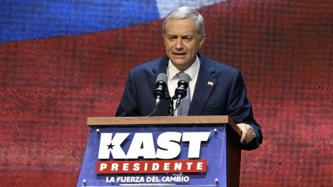 José Antonio Kast da un discurso mientras celebra los resultados de la segunda vuelta de las elecciones presidenciales en Santiago el 14 de diciembre de 2025.