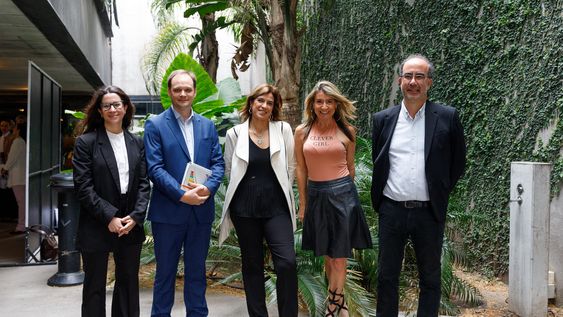 Editora de Política de Búsqueda Victoria Fernández, director de Factum Eduardo Bottinelli, directora de Cifra Mariana Pomiés, gerenta comercial de Grupo Magnolio Karen Jawetz y director periodístico de Búsqueda Andrés Danza Editora de Política de Búsqueda Victoria Fernández, director de Factum Eduardo Bottinelli, directora de Cifra Mariana Pomiés, gerenta comercial de Grupo Magnolio Karen Jawetz y director periodístico de Búsqueda Andrés Danza