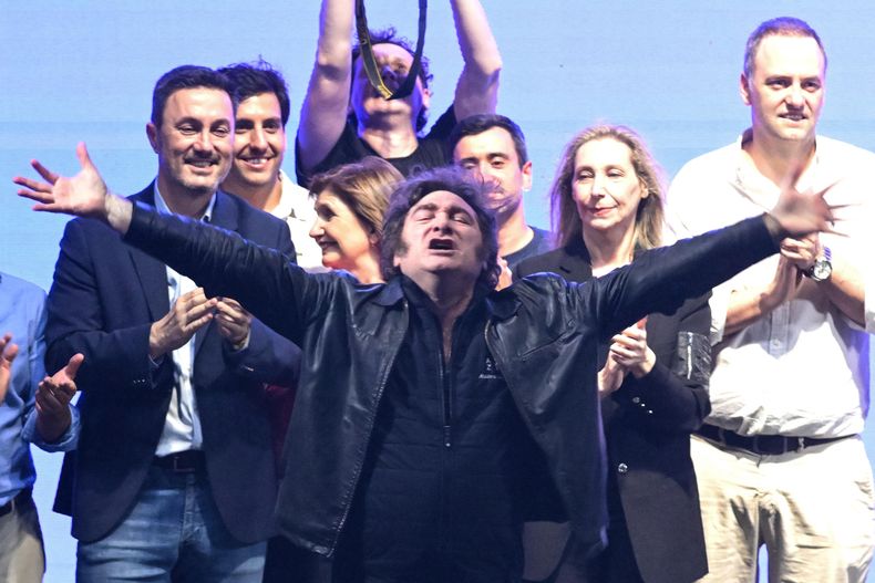 El presidente de Argentina, Javier Milei, reacciona durante el cierre de campaña del partido La Libertad Avanza este jueves, en Rosario (Argentina).&nbsp;