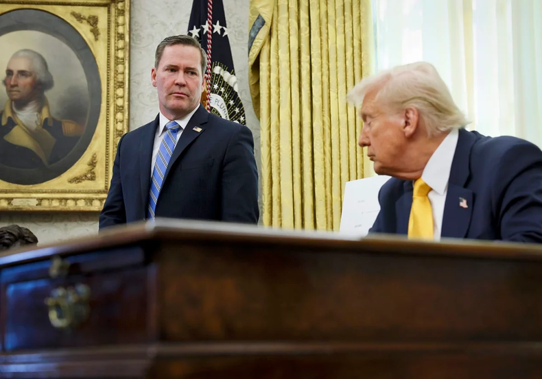 El presidente de Estados Unidos, Donald Trump, escucha al asesor de Seguridad Nacional, Mike Waltz (centro), mientras este habla desde la Oficina Oval de la Casa Blanca en Washington, D.C.