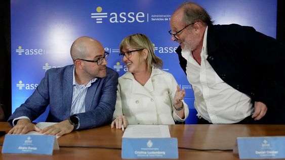 Desde la izquierda: presidente de ASSE, Andrés Danza, ministra de Salud, Cristina Lustemberg, y vicepresidente de ASSE, Daniel Olesker Desde la izquierda: presidente de ASSE, Andrés Danza, ministra de Salud, Cristina Lustemberg, y vicepresidente de ASSE, Daniel Olesker