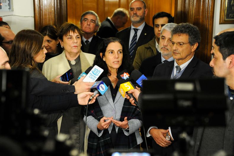 La ministra Arbeleche y otros jerarcas del área económica al entregar la última Rendición de Cuentas del período