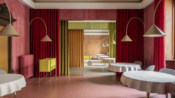 Vista de uno de los salones de Contraste, Milán; desde la perspectiva de la experiencia, el objetivo del proyecto de restauración de Contraste fue envolver a los comensales en un confort psicofísico y sensorial total