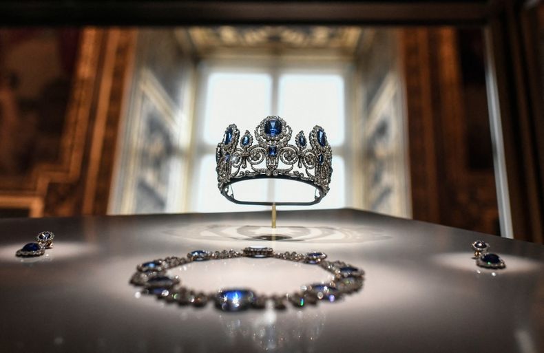 Diadema, collar y pendientes de zafiros que pertenecieron a la reina María Amelia y a la reina Hortensia; algunas de las piezas robadas del Louvre.