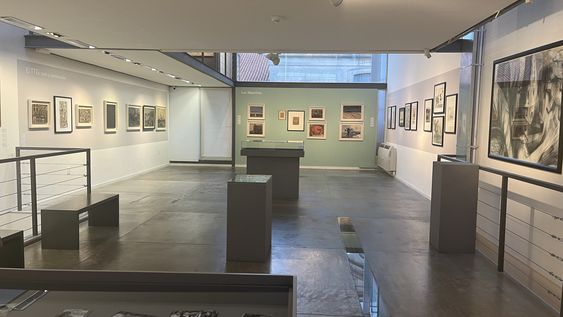 La sala principal de la muestra con la colección Mariano Arana