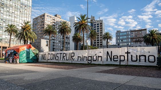 Militantes contra el proyecto Neptuno, frente a la Torre Ejecutiva, en abril Militantes contra el proyecto Neptuno, frente a la Torre Ejecutiva, en abril