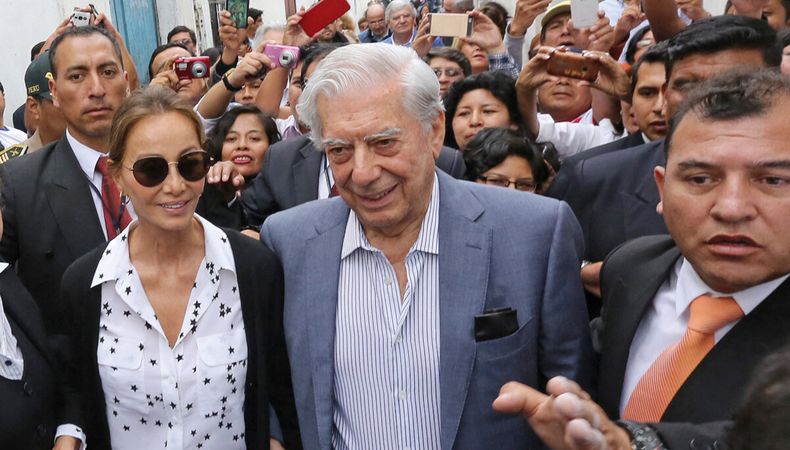 Vargas Llosa y Preysler, llegando a un restaurante en Arequipa, Perú, para celebrar los 81 años del escritor. AFP