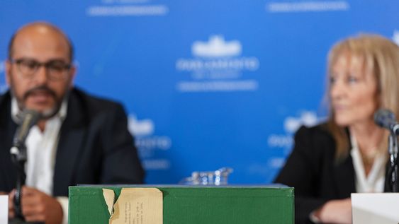 Sebastian Valdomir y Carolina Cosse durante la conferencia de prensa en la que informaron del hallazgo de 12 cajas con actas de sesiones secretas del Consejo de Estado de la dictadura. Sebastian Valdomir y Carolina Cosse durante la conferencia de prensa en la que informaron del hallazgo de 12 cajas con actas de sesiones secretas del Consejo de Estado de la dictadura.