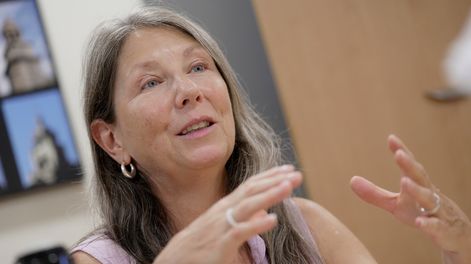 Niki Johnson durante la entrevista con Búsqueda