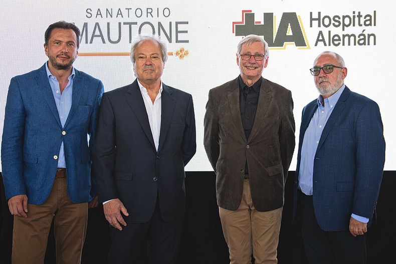 Ferdinand Porak, Miguel García, Ricardo Berthol, Gustavo Rodríguez, autoridades de los dos hospitales aliados. Foto: Mautone