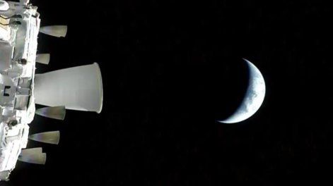 Vista de la Tierra desde la nave espacial Orion de la NASA mientras orbita alrededor del planeta durante el vuelo de prueba Artemis II.