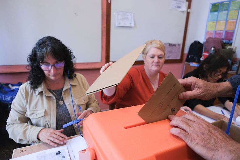 Votación en elecciones presidenciales y parlamentarias de Uruguay en circuito de la escuela nº 159 del barrio Cerro, en Montevideo