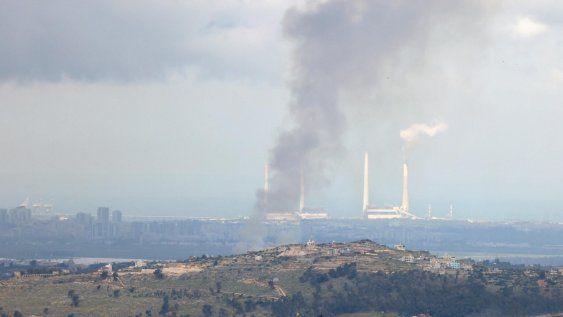 Una columna de humo se eleva tras el impacto de un proyectil en una zona entre Cisjordania y la ciudad israelí de Hadera, vista desde Nablus, en Cisjordania, el 26 de marzo de 2026. El ejército israelí informó haber detectado múltiples oleadas de misiles balísticos lanzados desde Irán hacia Israel durante la mañana.
