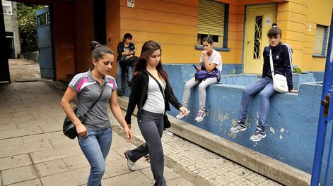 Jóvenes en un centro educativo.