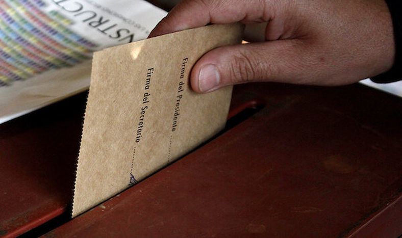 Votación en circuito electoral. Foto: Javier Calvelo / adhocFOTOS