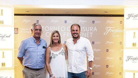 El presidente del Club de Golf del Uruguay Santiago Fernández Secco, Natalia Muñoz y Pablo Calvete, director de Freixenet