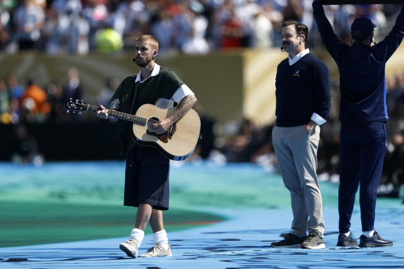 El cantante canadiense Justin Bieber actúa junto al actor estadounidense Jason Sudeikis durante el show de descanso de la final de la Copa Mundial de la FIFA 2026.