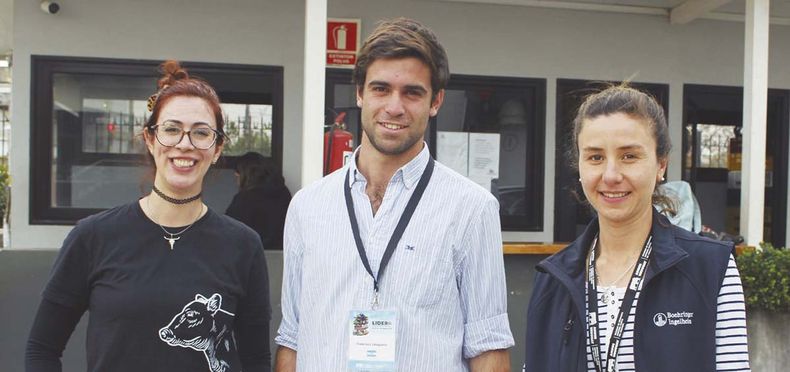 La asadora e influencer brasileña Larissa Morales; el analista argentino de mercados ganaderos de AZ Group, Francisco Udaquiola; y la docente de la Escuela Agraria La Carolina, Dahiana Dayuto