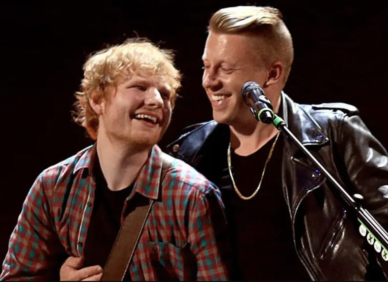 Ed Sheeran y Macklemore durante un show de la gira.