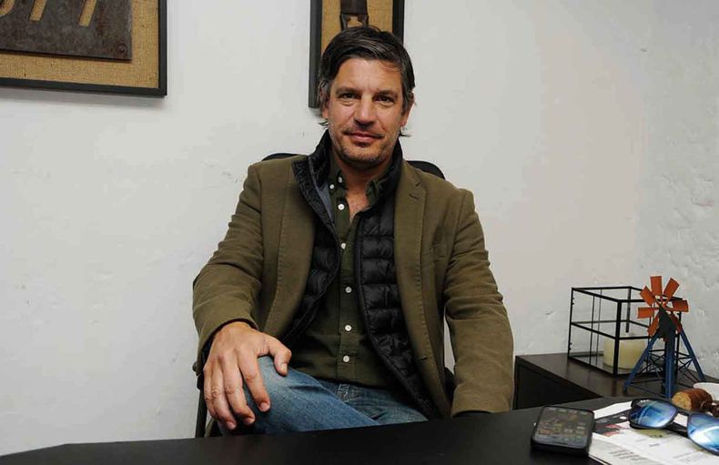 El rematador y consignatario Alejandro Zambrano, director de Zambrano & Cía, en el stand en la Expo Rural del Prado