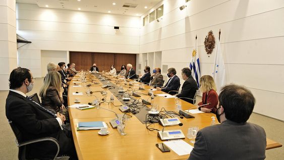 Luis Lacalle Pou encabezó instalación de Comisión de Expertos en Seguridad Social. Foto: Presidencia. Luis Lacalle Pou encabezó instalación de Comisión de Expertos en Seguridad Social. Foto: Presidencia.