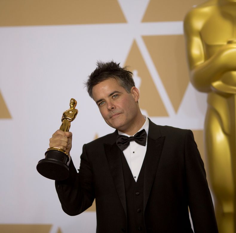 El director chileno Sebastián Lelio posa con su premio a Mejor película internacional por Una mujer fantástica el 4 de marzo de 2018, en la 90ª edición de los premios Oscar realizada en el Teatro Dolby de Hollywood.