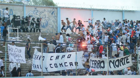 Incidentes ocurridos entre la Policía e hinchas de Cerro en 2015 en el estadio Tróccoli. Foto: Pablo Vignali / adhocFOTOS Incidentes ocurridos entre la Policía e hinchas de Cerro en 2015 en el estadio Tróccoli. Foto: Pablo Vignali / adhocFOTOS